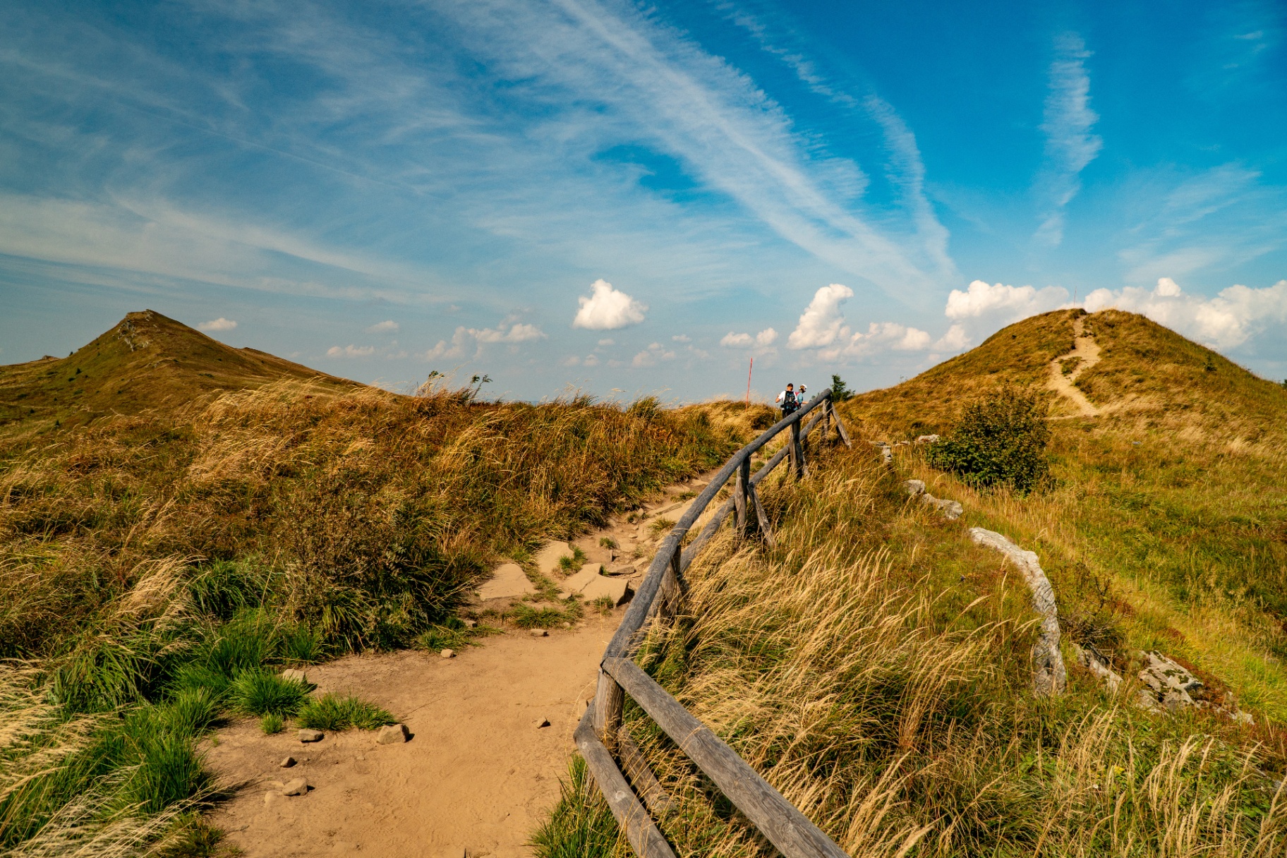 Heuvellandschap met wandelpad
